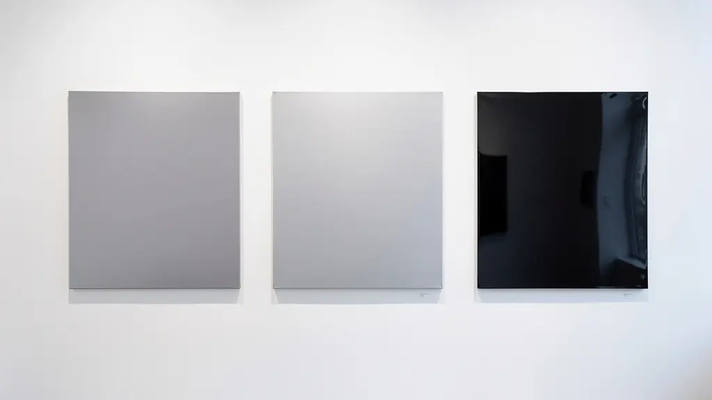 Trois échantillons de toile vernie montrant les différences entre vernis mat, satiné et brillant sur peinture acrylique