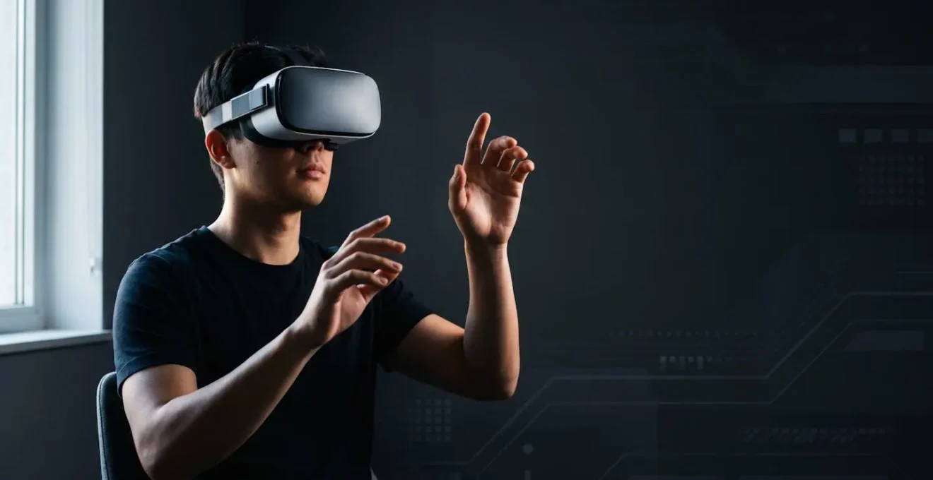 Personne utilisant un casque de réalité virtuelle dans une posture assise, mains levées en geste d'interaction