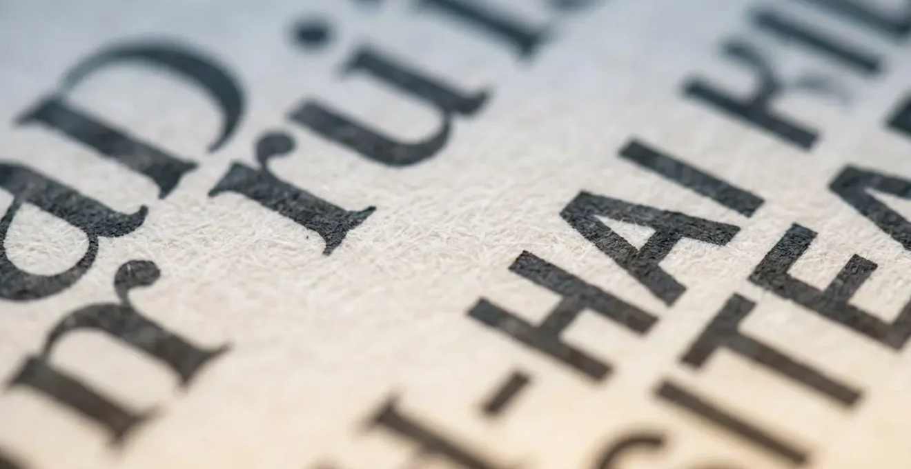 Comparaison visuelle entre polices serif et sans-serif pour la lecture sur écran mobile