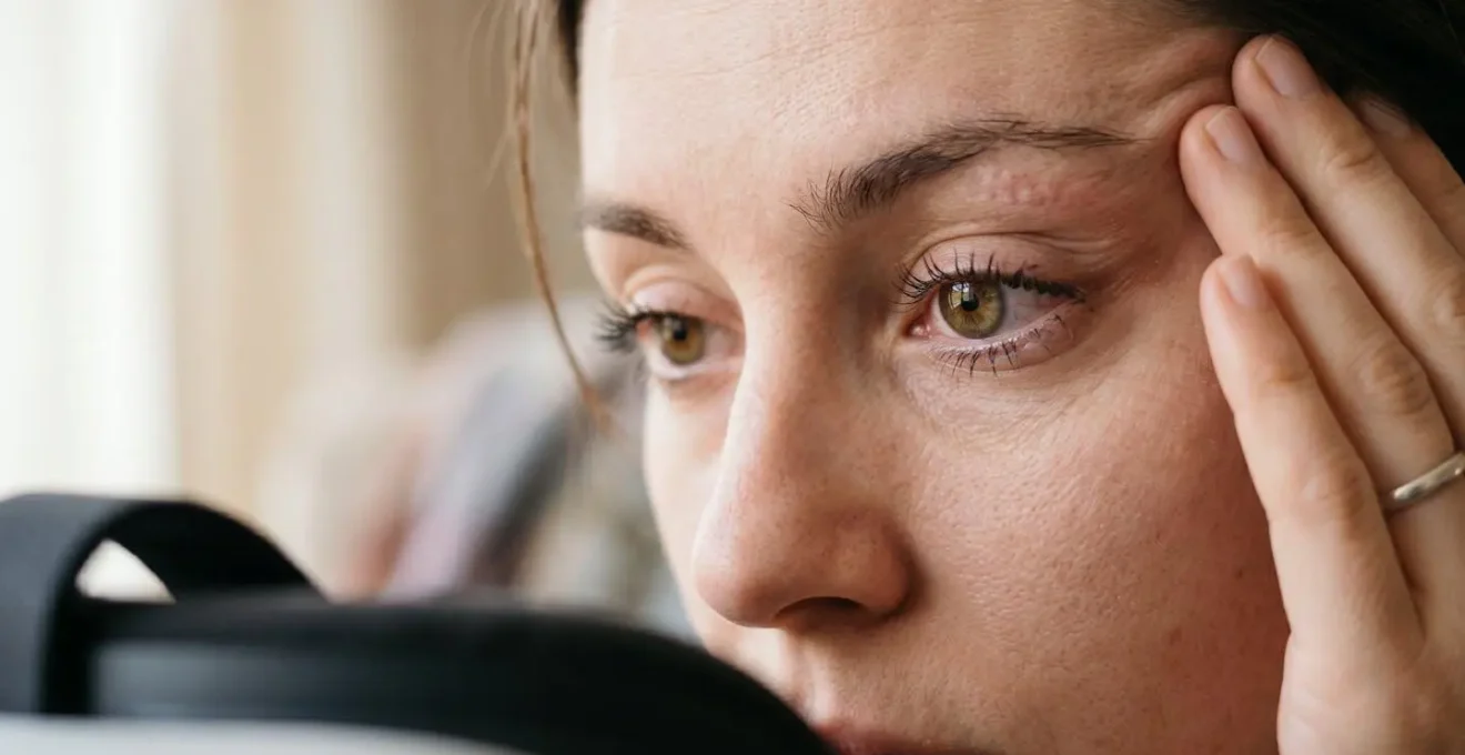 Gros plan sur les yeux d'un utilisateur montrant les signes de fatigue après une session de réalité virtuelle