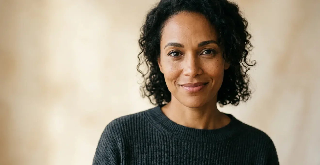 Portrait serré illustrant le défi de la retouche de peau entre réalisme et effet artificiel