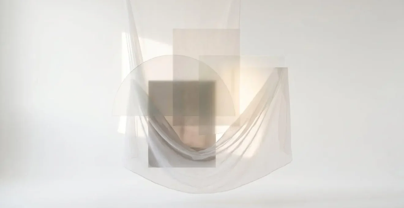 Composition minimaliste en plan large montrant l'interaction subtile entre lumière et matière, illustrant les principes des modes de fusion photographique